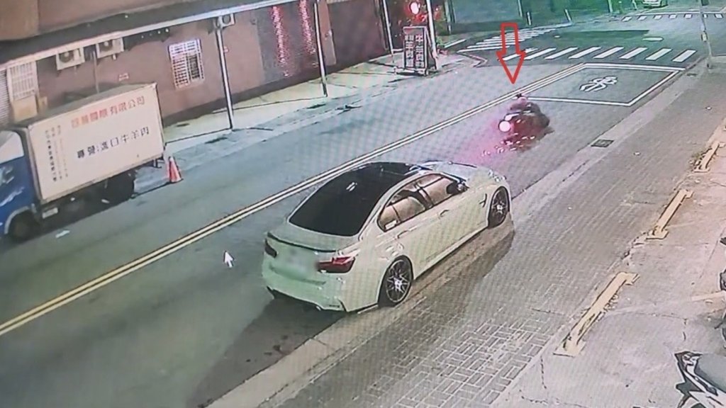 女子騎車睡著撞車摔倒「眾人圍觀下離開」　警方告之涉肇逃驚覺「代誌大條」