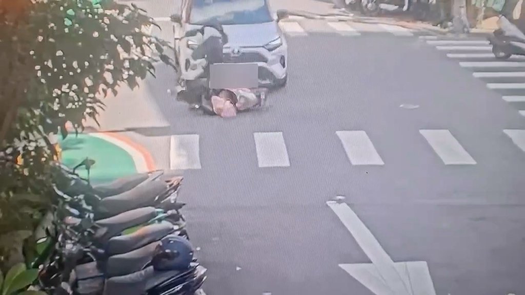 大安區婦人闖紅燈遭撞飛 警「坐墊留資訊」挨轟:靠北難擦