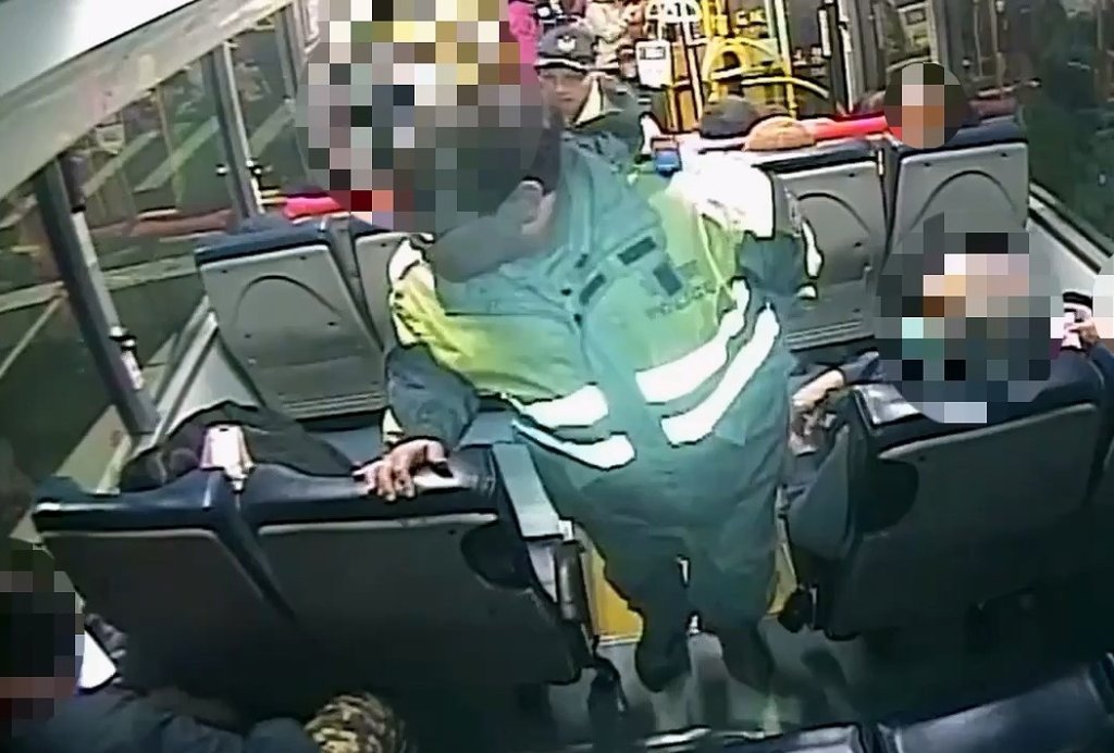 新北男公車講電話「去丟手榴彈」引恐慌 警攔車圍捕送辦