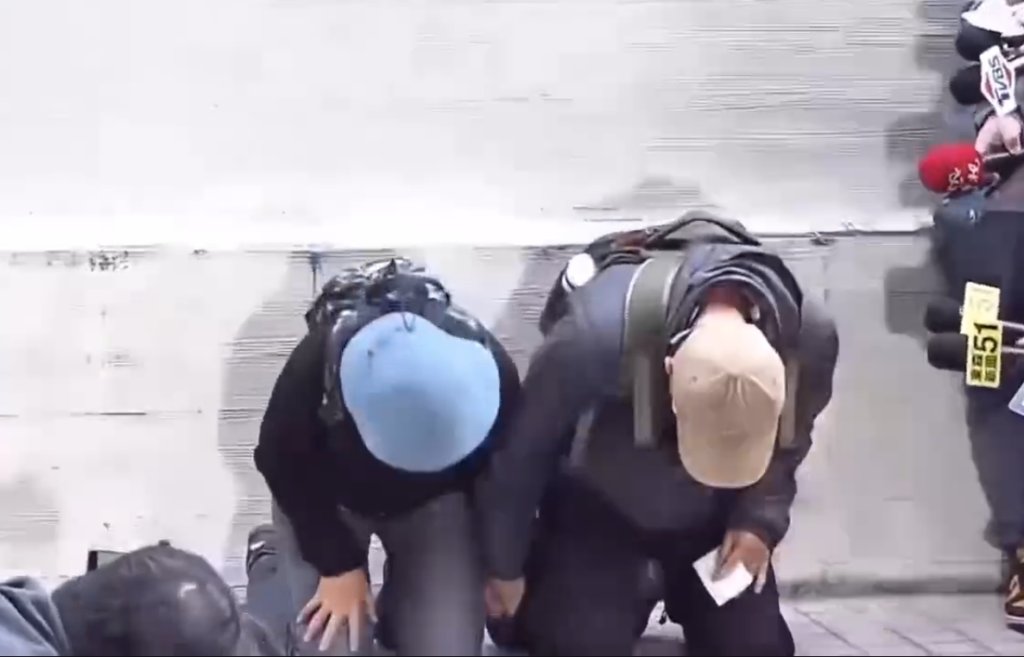 捷運攻擊案兇嫌相驗 父母低調現身二殯沉痛下跪:向所有人道歉