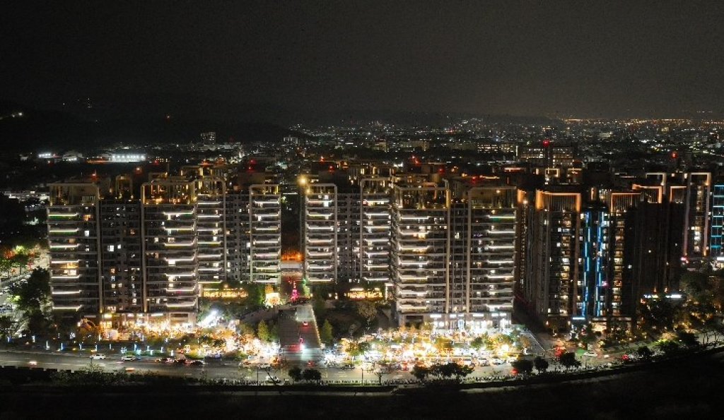 台中北屯8米高聖誕點燈 420份許願卡藏「洋蔥」