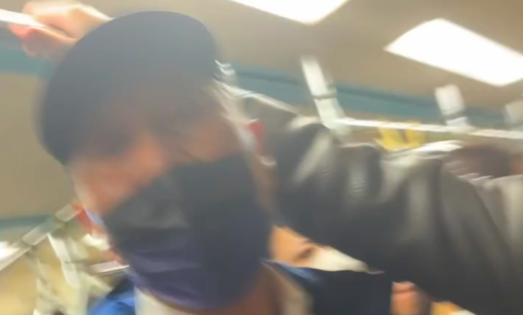 影/北捷爆糾紛!阿北疑擠不上車動手推人 還扯女乘客頭髮叫囂