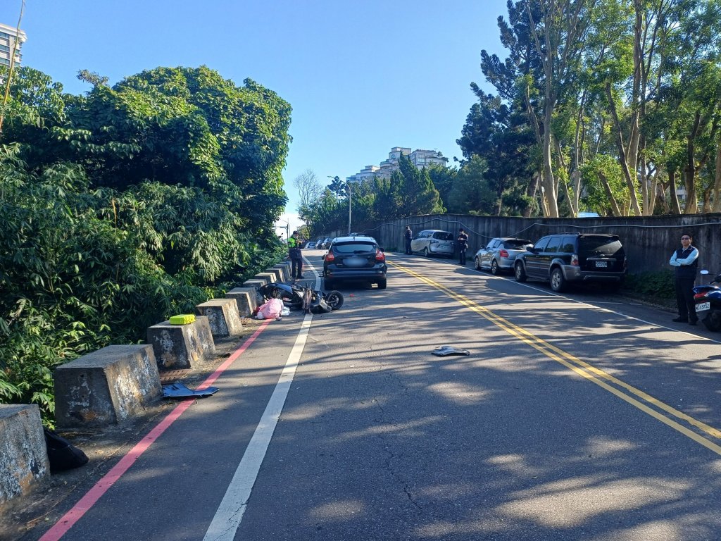 淡水奪命車禍！女突跨雙黃線逆向迎面撞　騎士飛墜邊坡命危