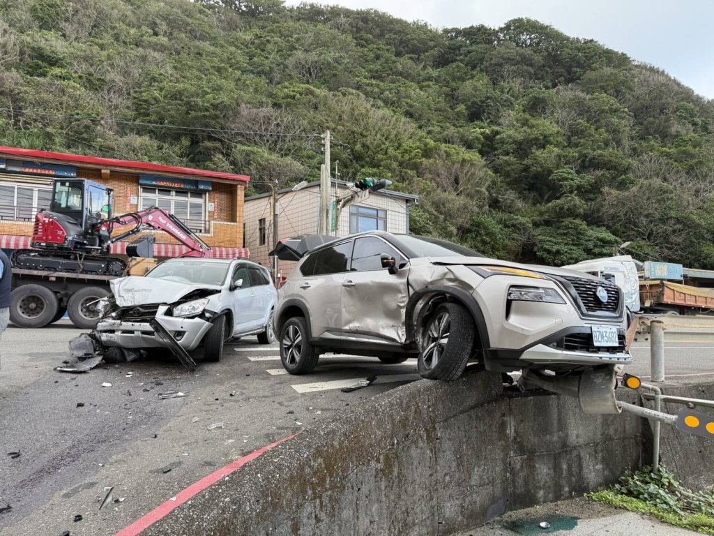 貢寮龍洞街口驚險對撞！1車噴飛騎上護欄險墜邊坡