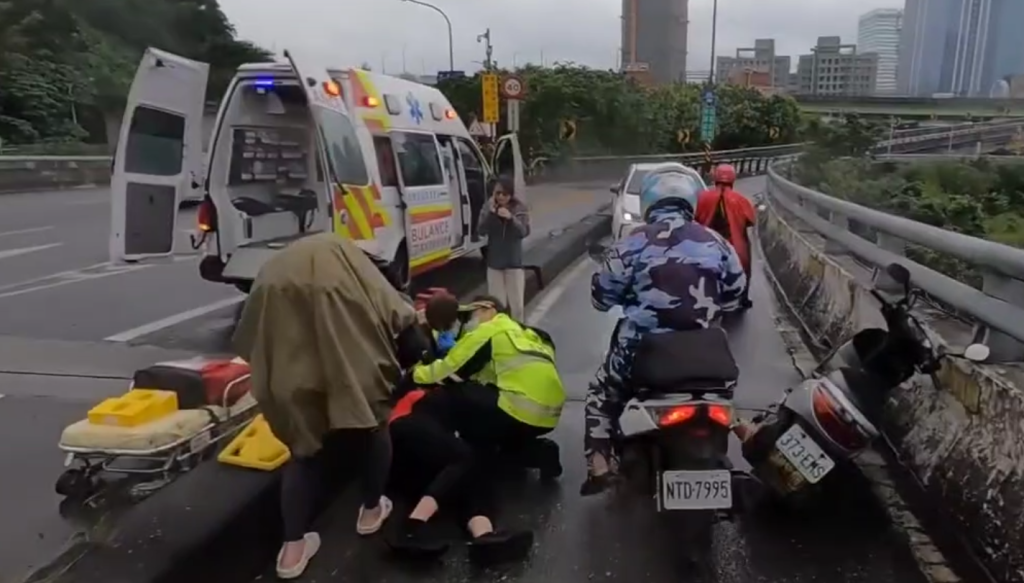 巧合！3輛白色toyota誤闖機車道害機車騎土摔傷　網友：約這裡車聚嗎？