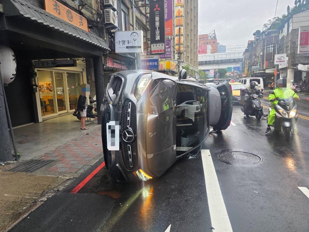 快訊/板橋女開賓士休旅車恍神 自撞電箱翻覆