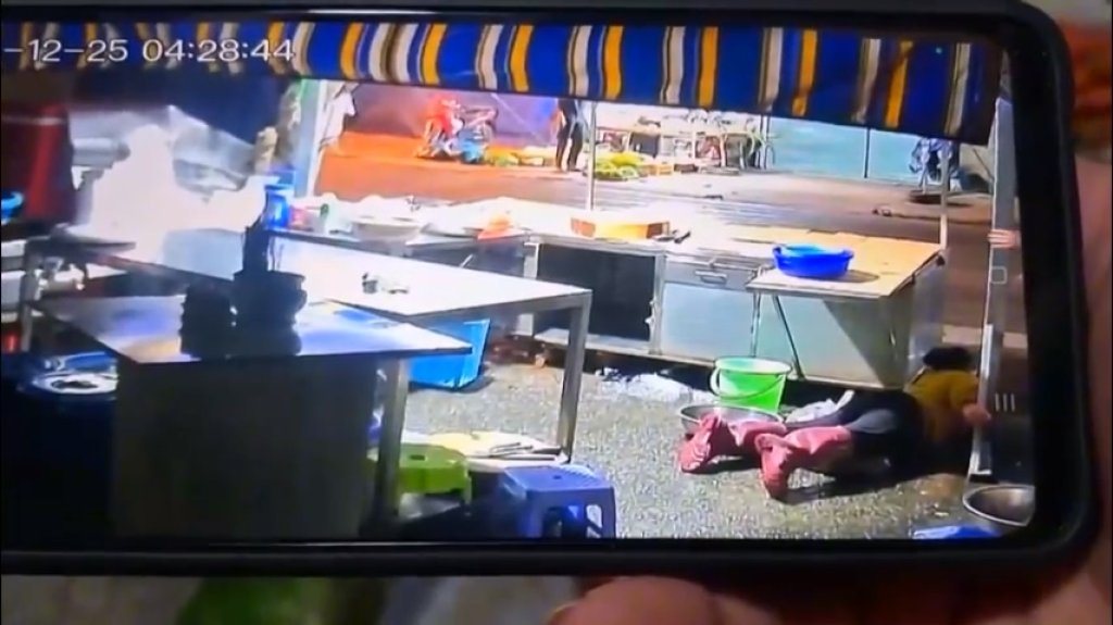 影/驚悚奪命!越南女攤商「手碰遮雨棚柱子」 突觸電倒地亡