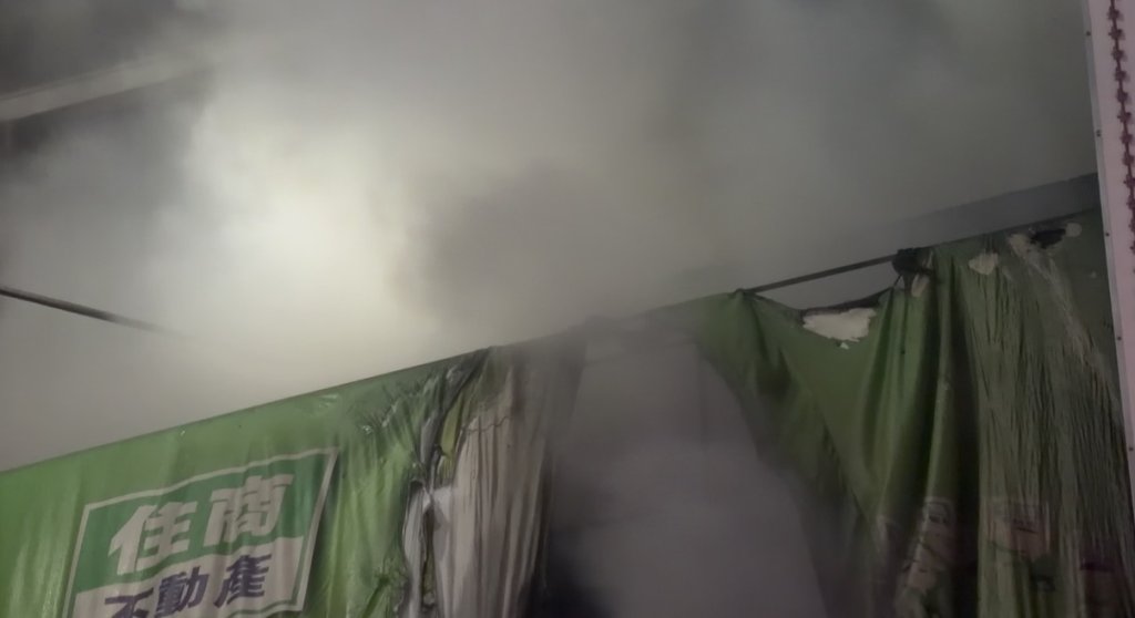 快訊/高雄不動產公司「深夜竄火」!銀行招牌、住宅遭波及