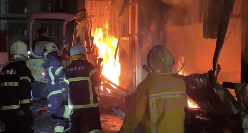 快訊/高雄連棟鐵皮屋狂燒!4戶遭殃「有3戶出遊逃一劫」