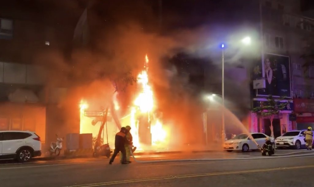 快訊／火燒不動產！知名房仲公司火勢「1F→3F直衝」　數十民眾嚇傻