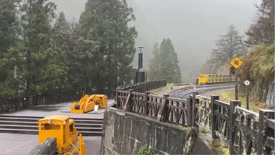 影音/大陸冷氣團持續影響-太平山下冰霰