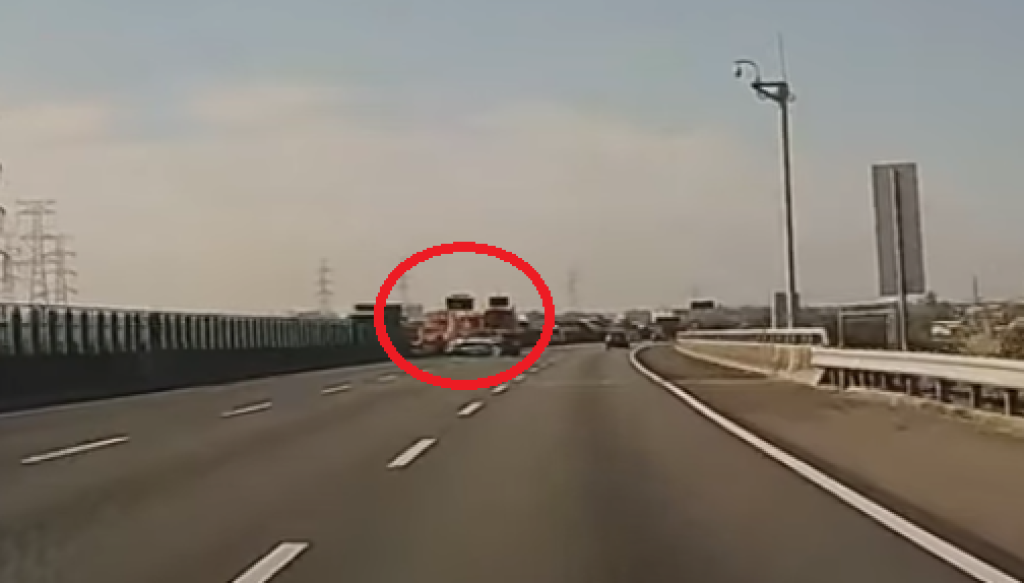 撞擊畫面曝光!國道3號輔駕休旅車撞緩撞車 車頭撞爛駕駛受傷