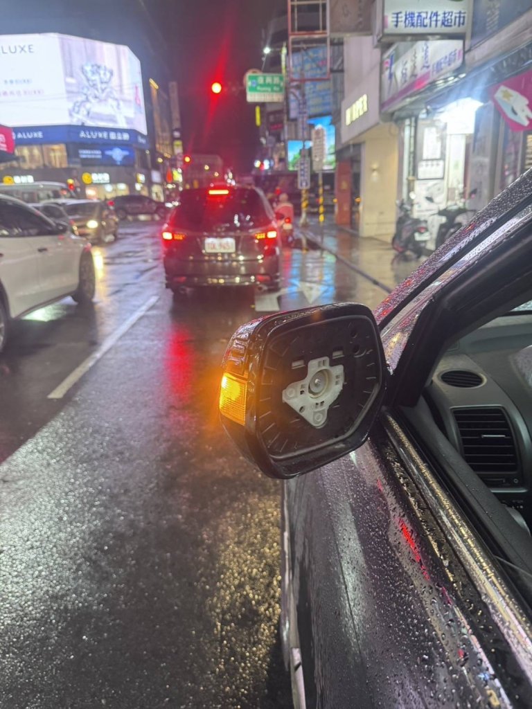 影/桃園逼車糾紛爆怒氣 男持球棒猛K後照鏡