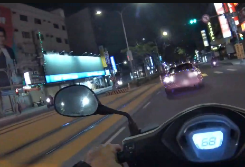 聖誕樹上路？高雄男子愛車全掛燈條遭攔