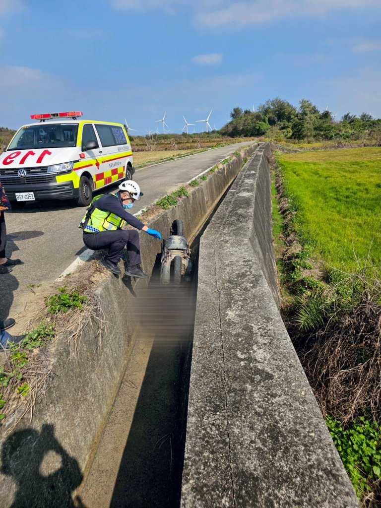 苗栗死亡車禍! 87歲翁騎機車摔落水溝身亡