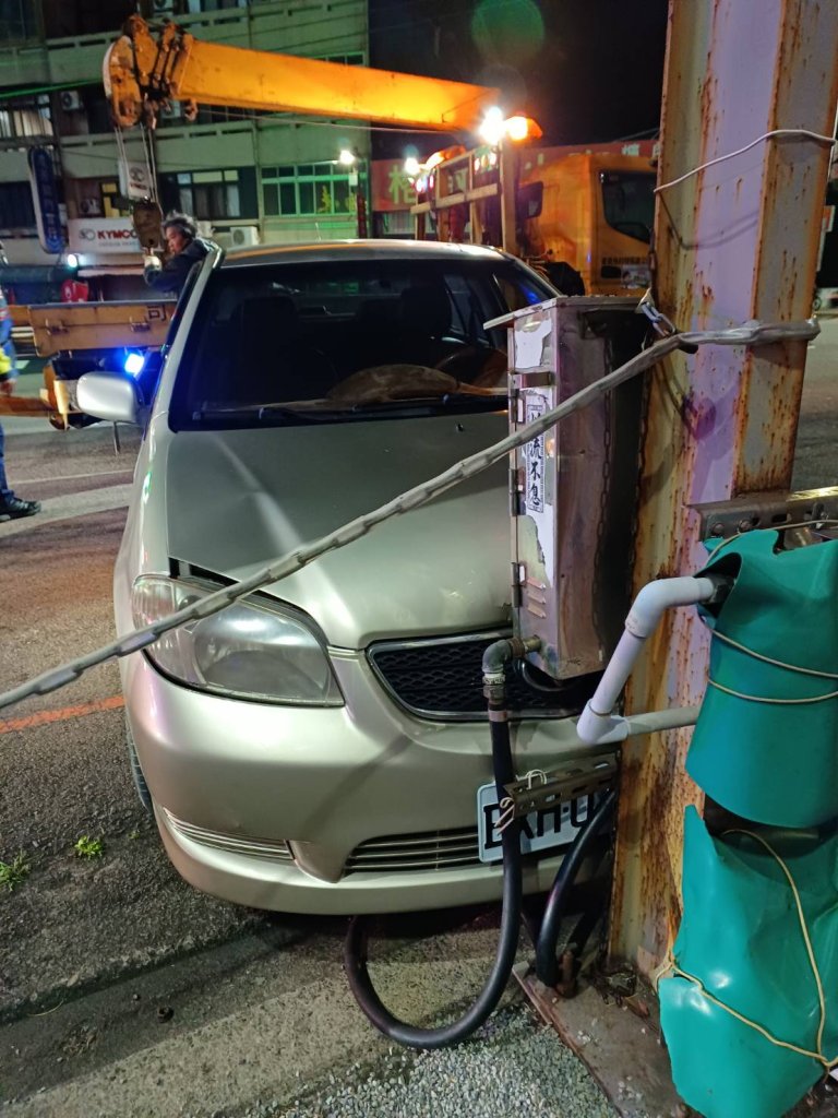 大甲死亡車禍!男子駕自小客車自撞山泉水投幣機 傷重不治