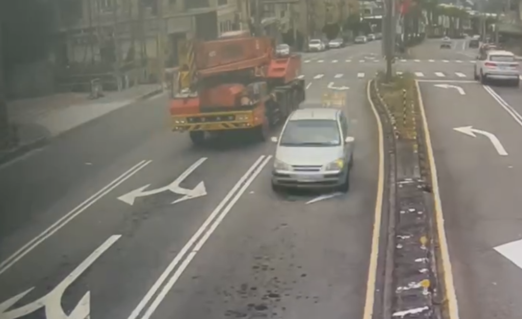 煞車失靈倒退嚕200公尺! 台中沙鹿重型動力機械撞分隔島撞斷路樹