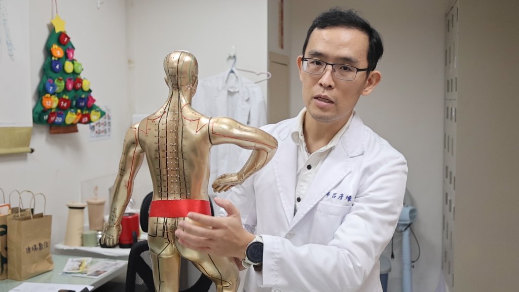 男子右側從背痛到腳-竟是小時候腳踝扭傷造成的-中醫師說中醫可矯正紓緩症狀
