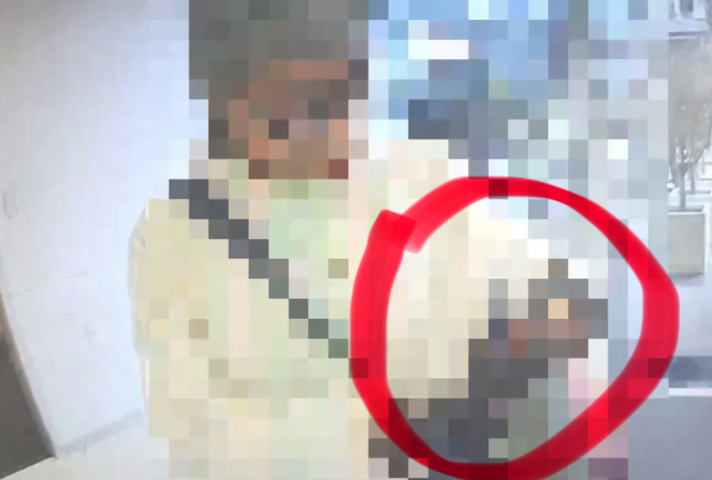 影/高雄前鎮婦人「保險氣到爆」拿刀進銀行 警方2分鐘壓制無人傷