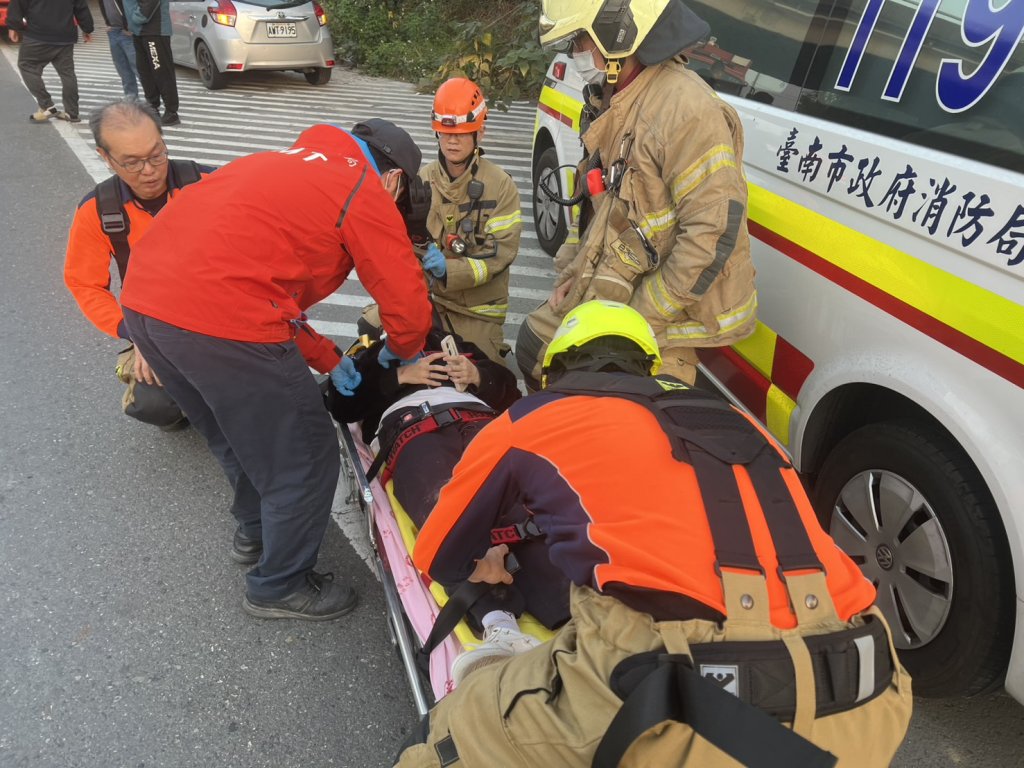 台南雙載機車自撞!「人摔邊坡」後座17歲女大腿骨折 2女送醫