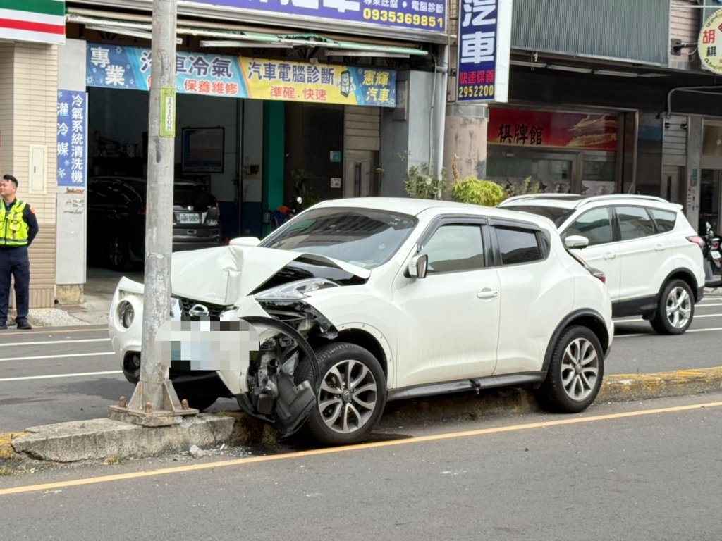 快訊／台南安平自撞電桿！車頭撞凹…女駕駛棄車而逃-驚悚畫面曝