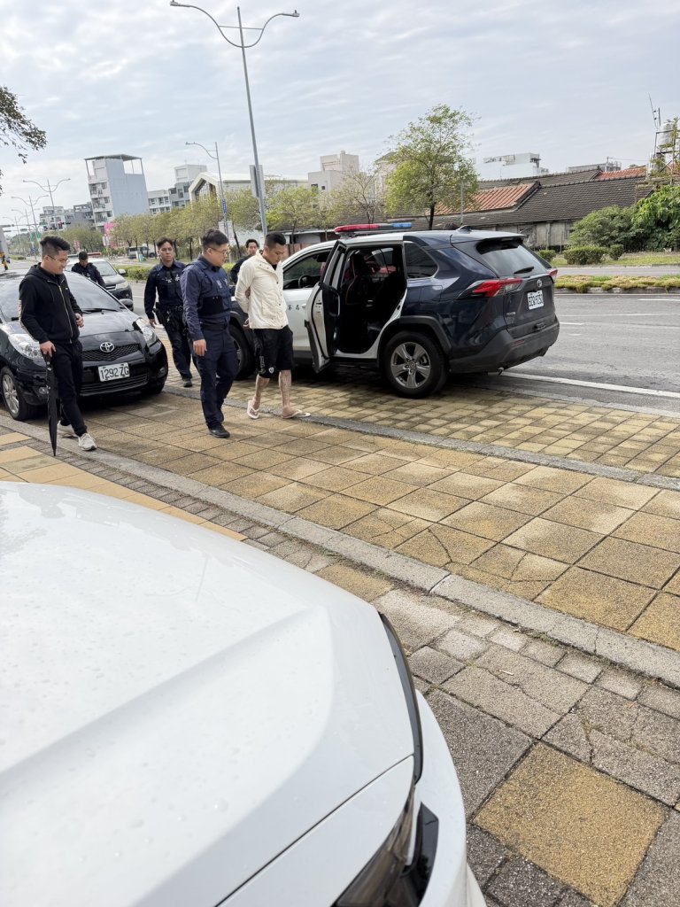 員林街頭驚魂！男子持西瓜刀、菜刀遊走　警速制伏無人傷