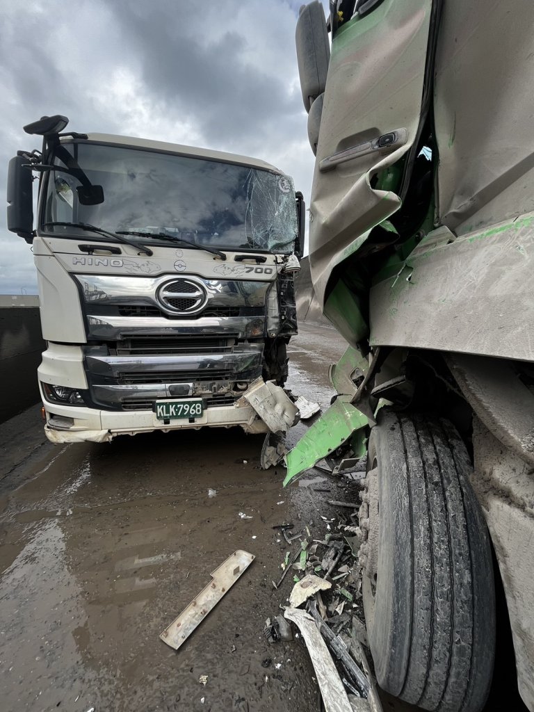 台北港內驚險對撞!砂石車「頭對頭」碰撞車頭爛毀