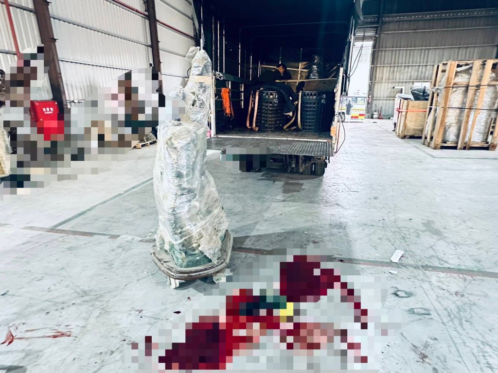 五股巨型晶洞滑落!搬運工頭部遭砸當場慘死