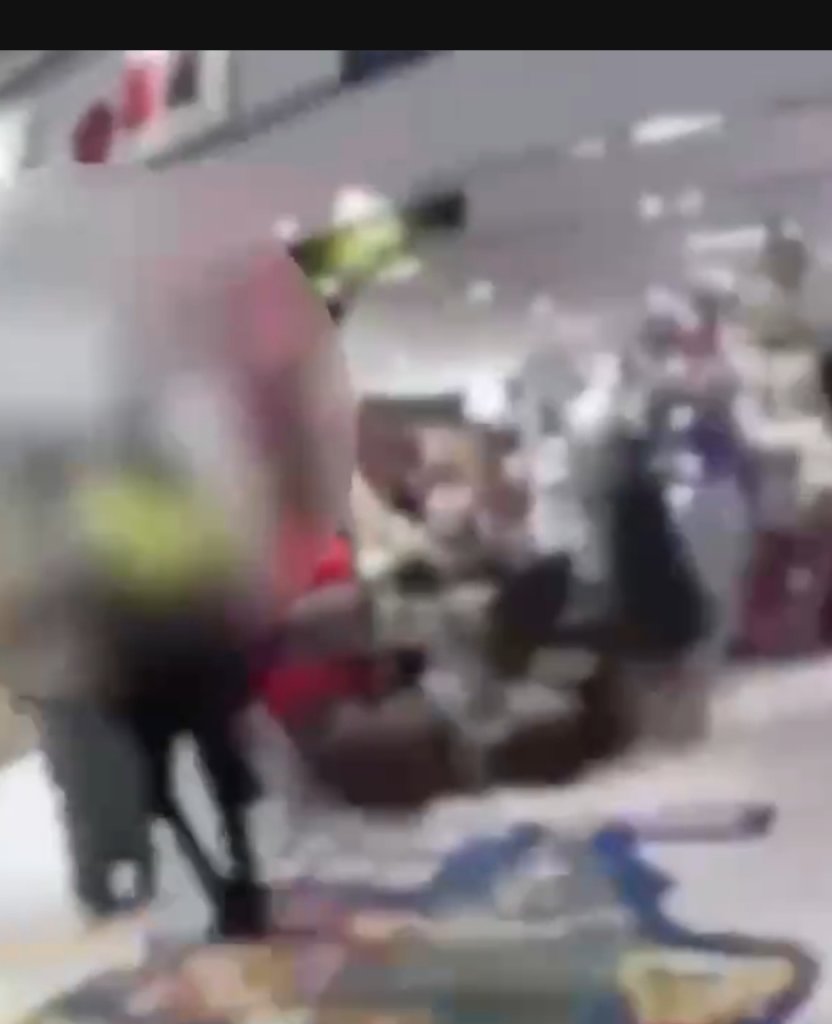 影/ 中山商圈突發!男子行穿線站到一半不走又狂奔 拒檢拉扯還揮手攻擊警