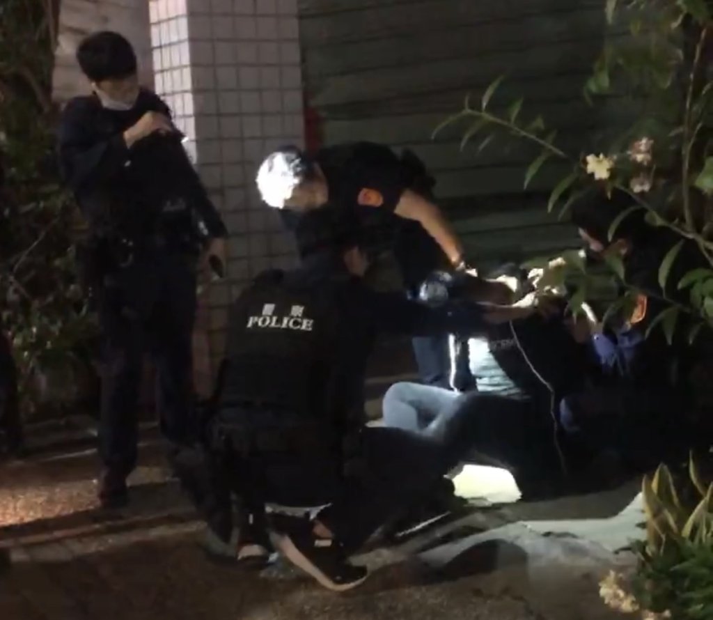 快訊/疑虛擬貨幣交易糾紛!高雄大批警晚間「壓制一男」