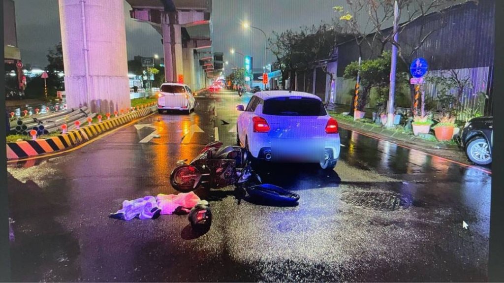 路口闖紅燈!蘆竹男騎士遭汽車撞飛「左腿骨折」送醫