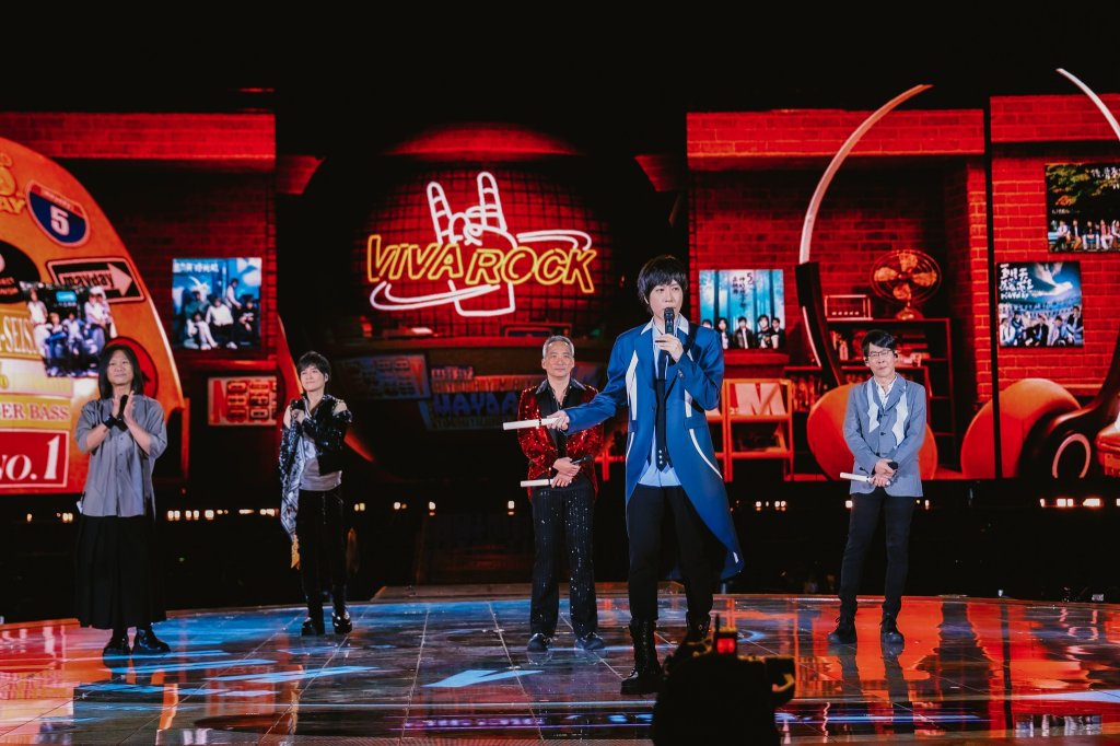 五月天演唱會歌迷點歌給北捷英雄 網友起底她「舉牌5次」都成功點歌引熱議