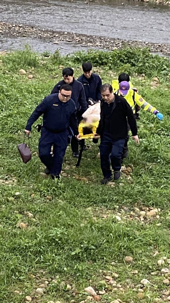 桃園外籍女子吵電話一時激動摔進溪裡 警消衝下水合力救人!