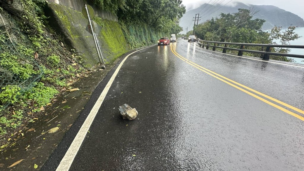 連日下雨又發生地震蘇花公路落石砸車！-　賓士車頭被砸中毀損駕駛乘客嚇壞了