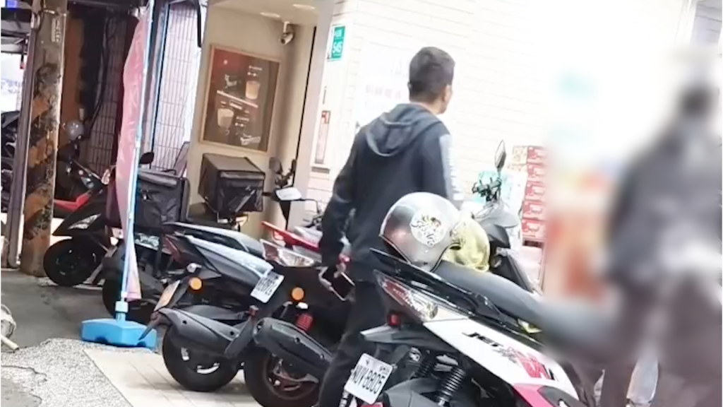 影/台南永康超商口全武行!疑「不讓路撞肩」爆衝突 3男掛彩互告