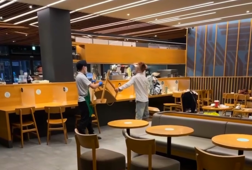 影/男大鬧星巴克!出拳打員工還拿椅子砸人 店內顧客急閃喊:快報警