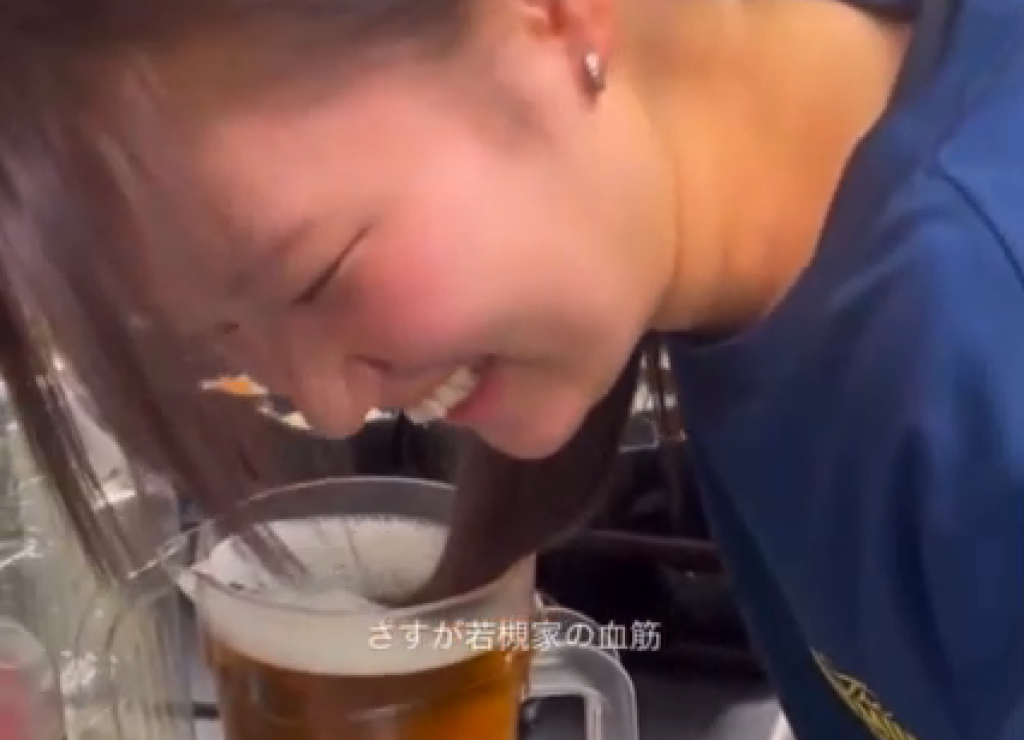 影/櫻花妹居酒屋上班惡搞!頭髮放進啤酒裡攪拌比「YA」 影片瘋傳引發熱議