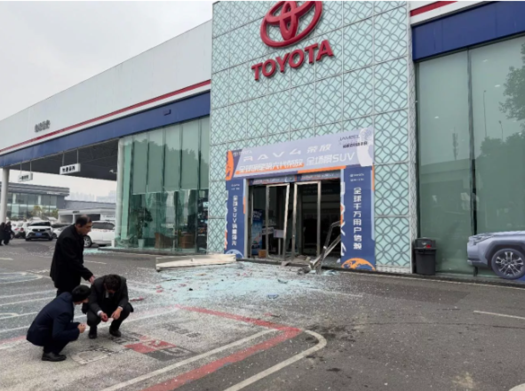 影/成都Toyota營業所爆炸!疑9萬訂金不給退與店舖爆糾紛 男綁炸藥引爆當場亡