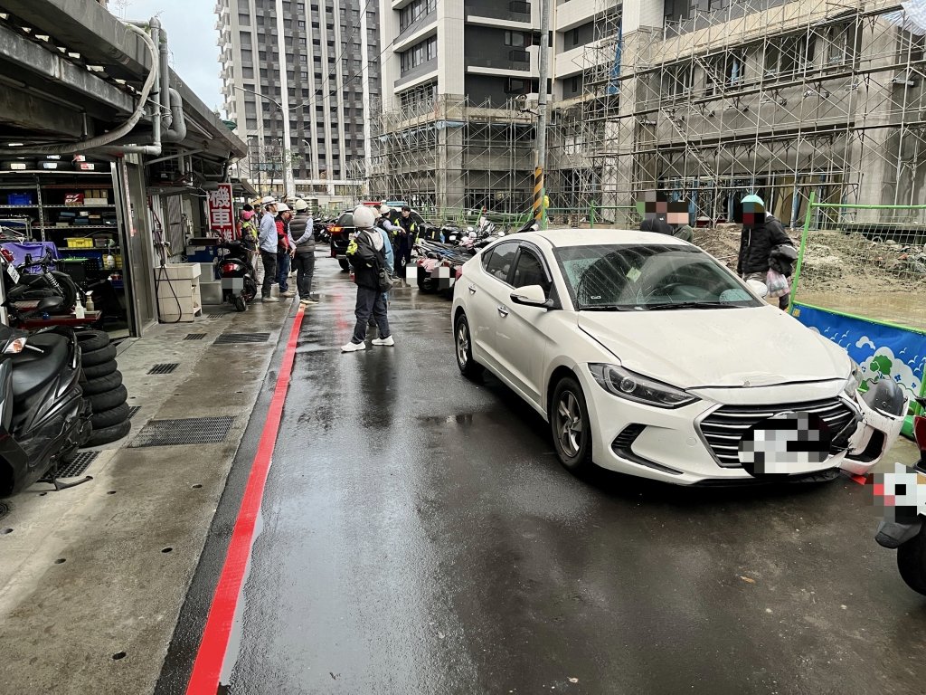 板橋毒駕逆向衝撞！男無照上路連撞8車　外送員遭撞飛全身多處骨折