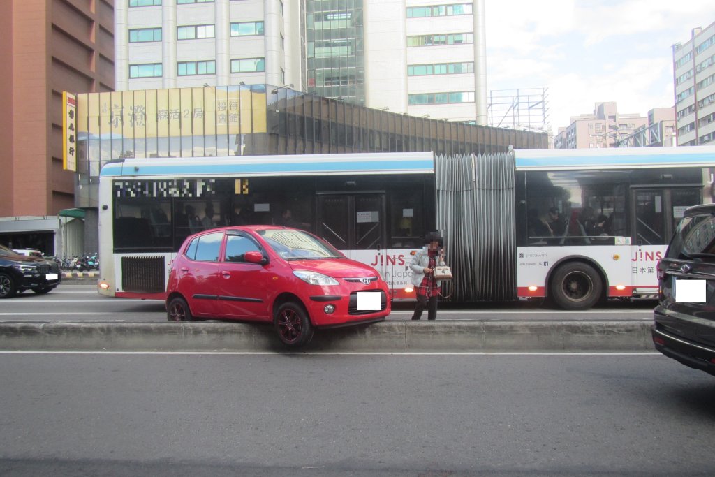 影/右轉忘了看路！小客車台灣大道撞上分隔島　駕駛嚇一跳：還好沒受傷