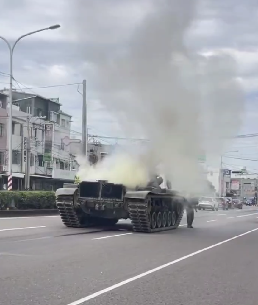 戰車執行任務途中停路中央狂冒白煙! 軍方:引擎故障已檢測排除