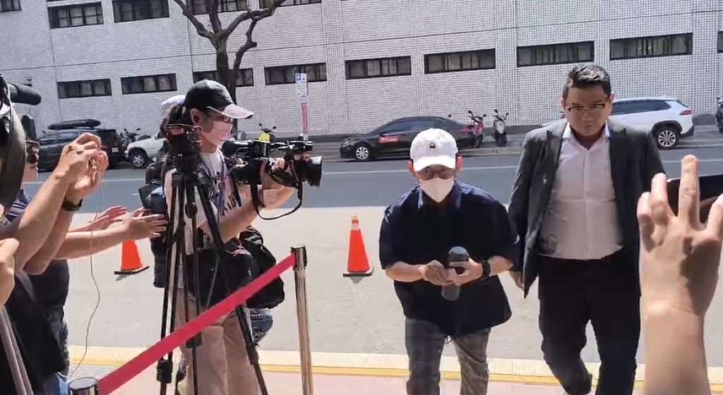 黃子佼臨時告假缺席限制出境審查　37人和解仍未脫身