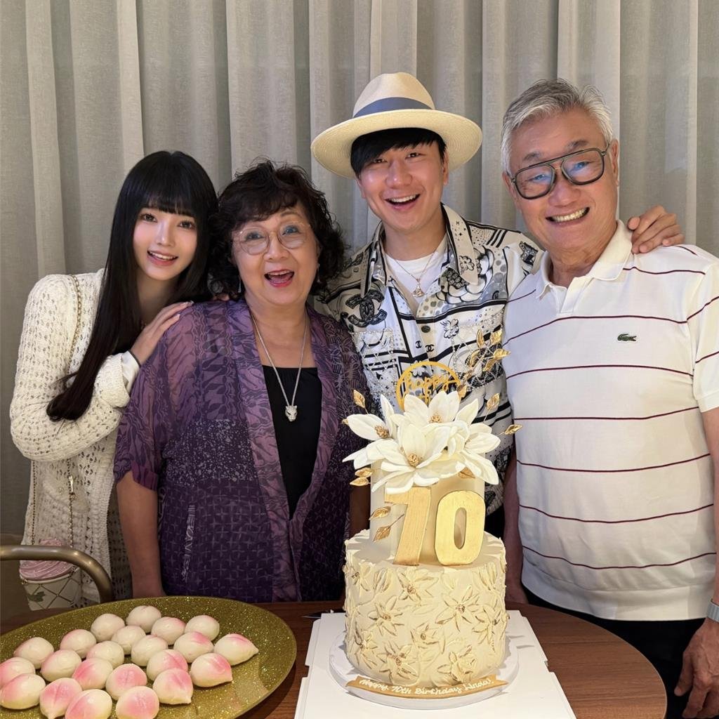 林俊傑認愛「小20歲網紅七七」 IG甜曬陪媽媽慶生照