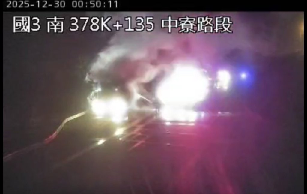 快訊/化學車國道起火!濃煙竄天「畫面曝光」