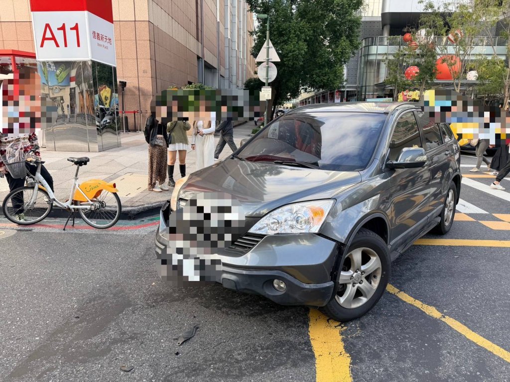 北市Ubike擦撞事故 「這牌」休旅車保險桿遭扯離車身