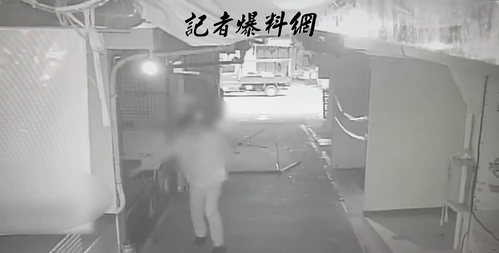 美幹拎!醉漢沿路砸攤毀民宅大門 躲公寓地下室雜物堆睡翻遭逮