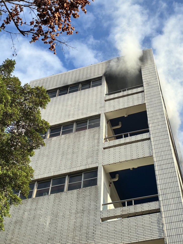 台中新平國小頂樓冒煙失火! 師生緊急疏散無人傷亡