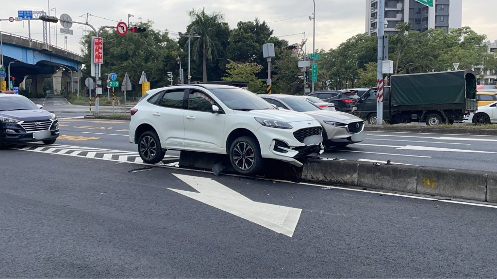 汽車「騎上分隔島」!四輪懸空 男駕駛酒駕又毒駕