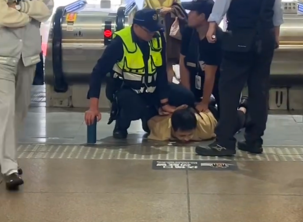 影/男大鬧台北車站喊「我會傷人」 衝電扶梯逃跑!警噴辣椒水壓制