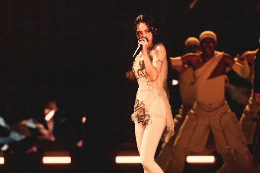 蔡依林台北大巨蛋首唱登場 金紗女伶造型震撼全場